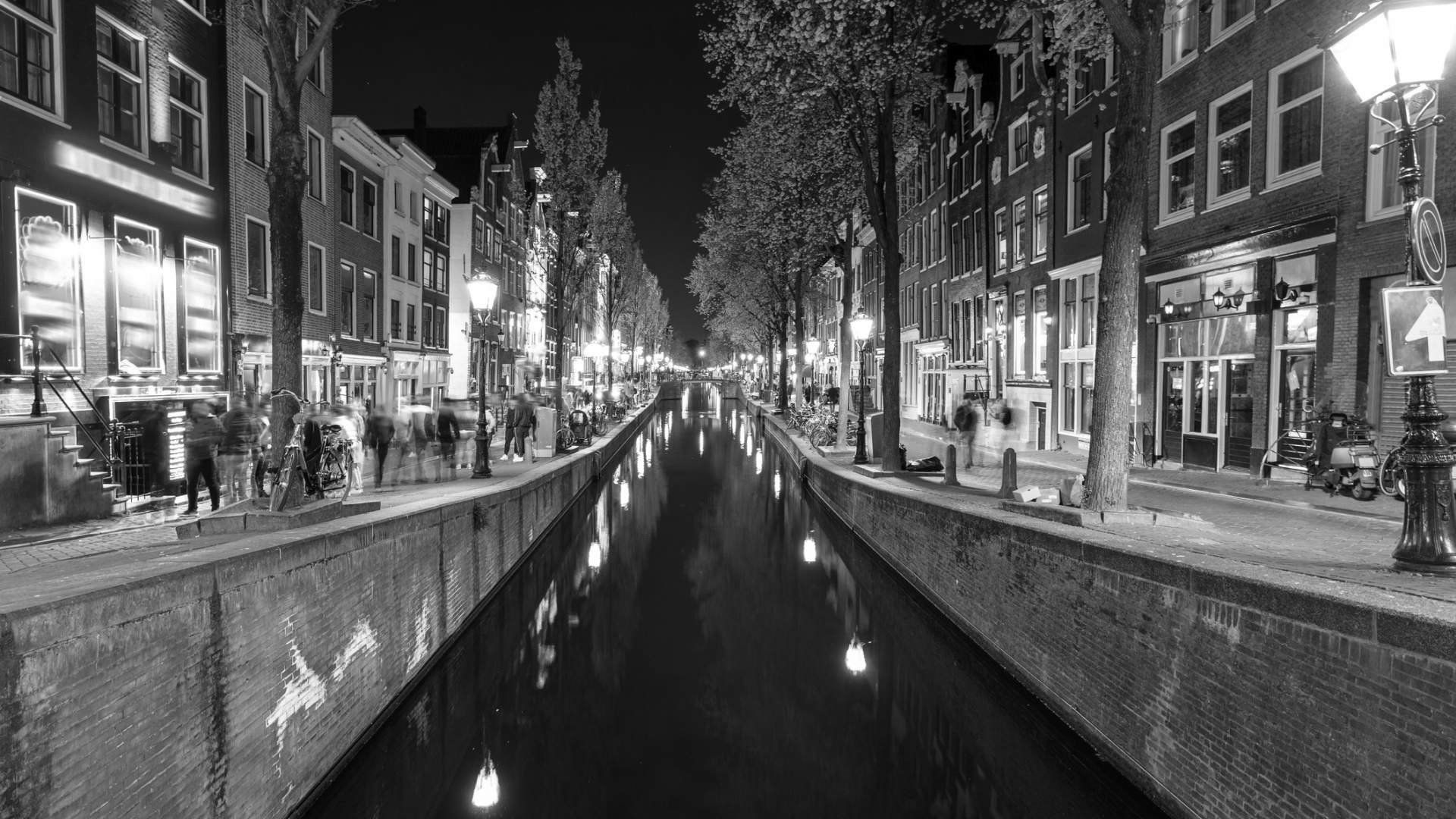 Amsterdamer Gracht bei Nacht, in Schwarzweiß