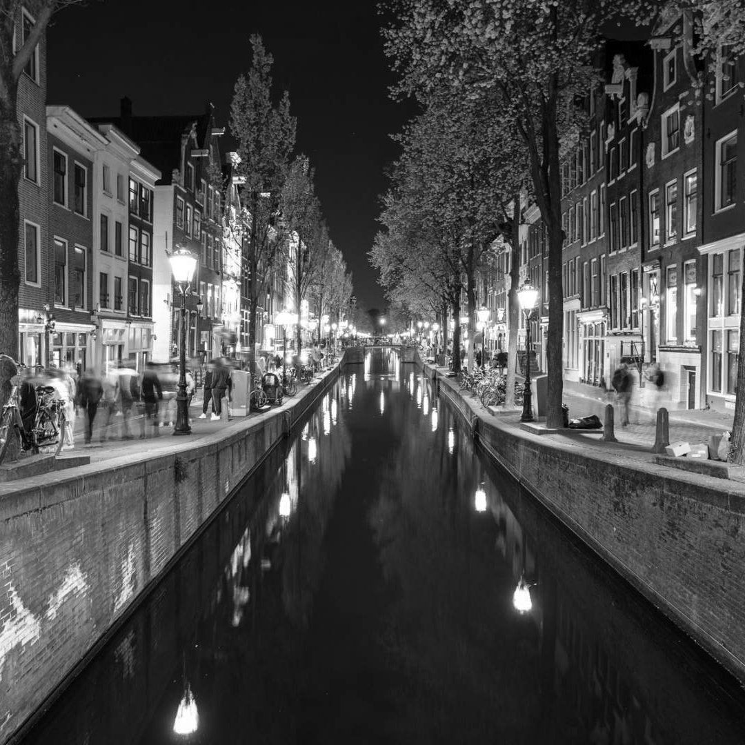 Amsterdamer Gracht bei Nacht, in Schwarzweiß